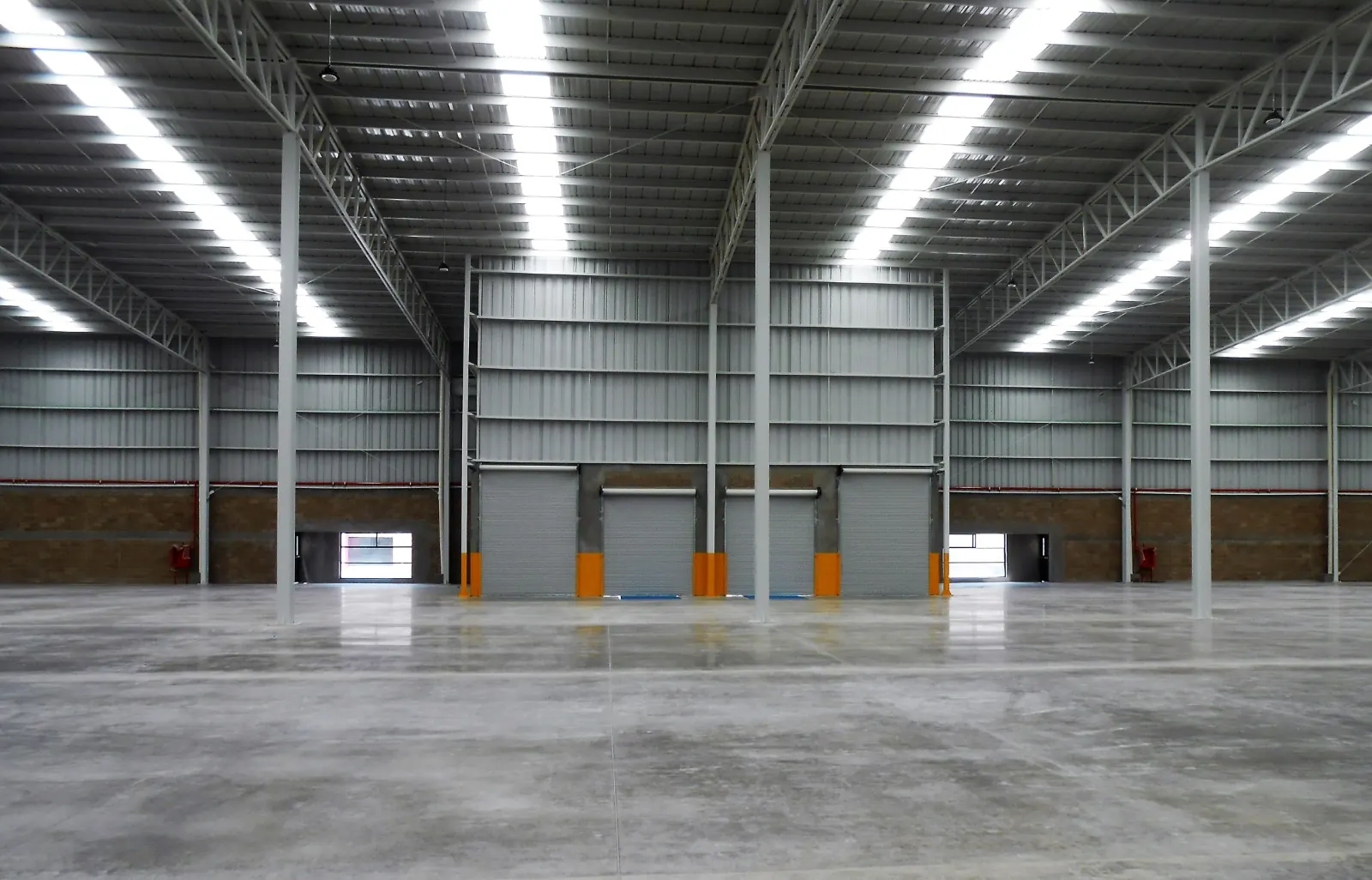 Interior de una bodega industrial en renta en San Luis Potosí, con andenes y piso de concreto