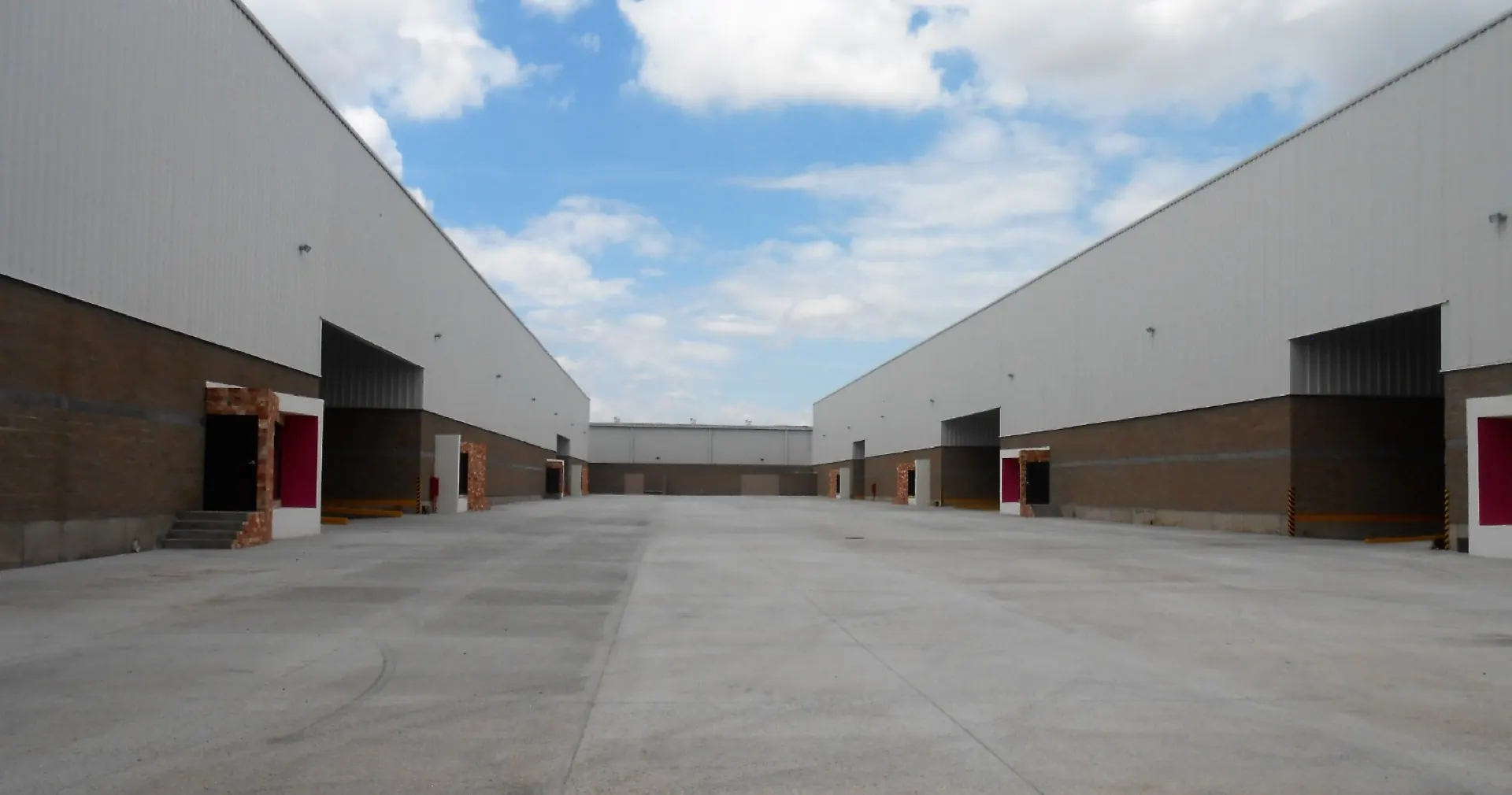 Patio de maniobras de concreto entre las dos naves industriales del conjunto Europa 100